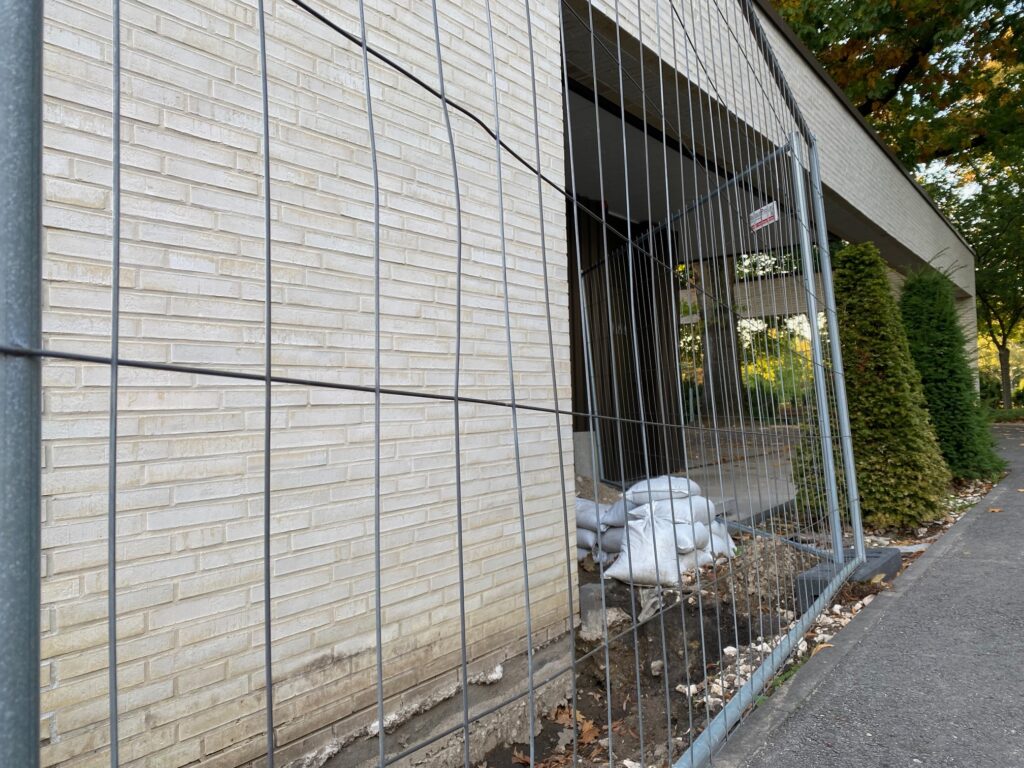 Baustelle an der neuen Trauerhalle – Ist es ein Wasserschaden?